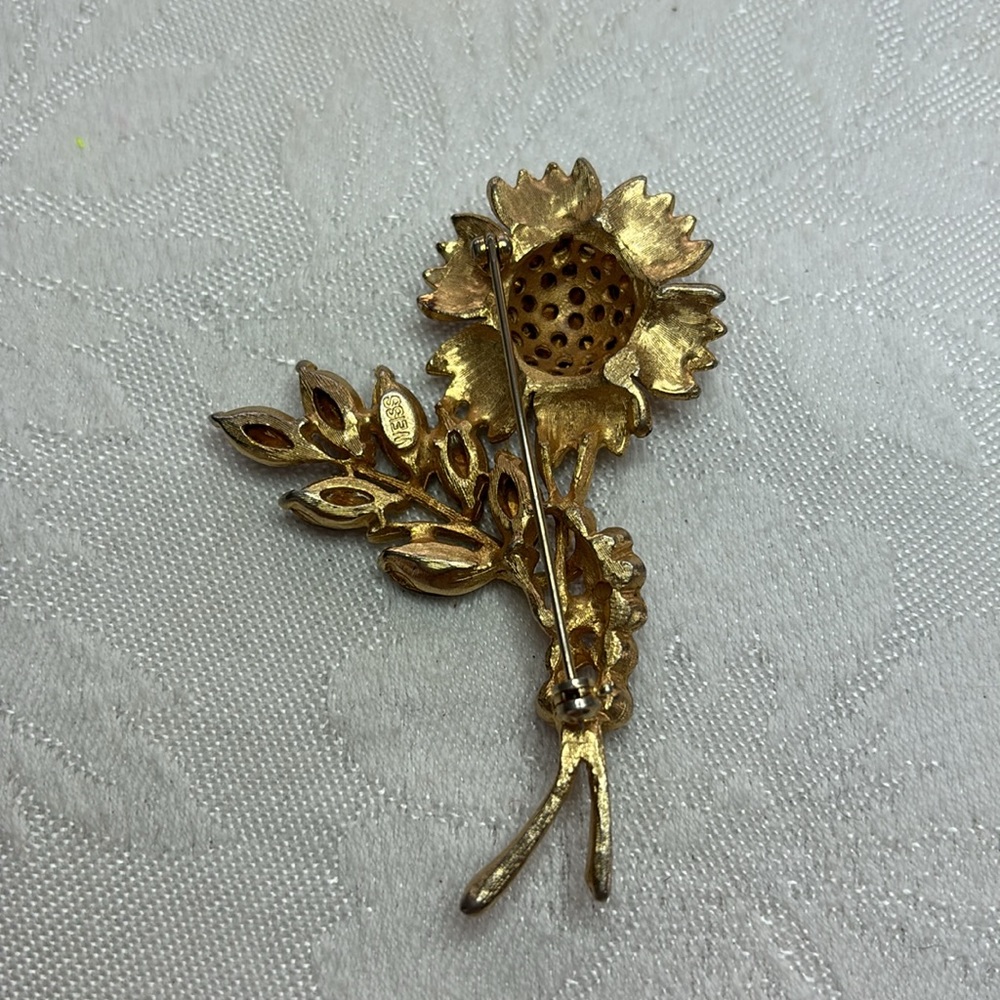 Signed WEISS Amber Color Rhinestone Sunflower Design Gold Tone Metal Bro… - Picture 2 of 6